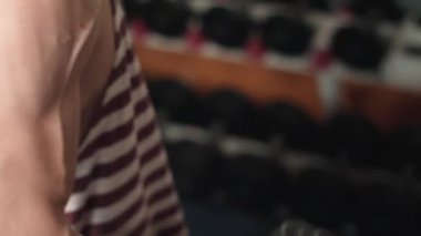 Spor salonunda çalışan atletik adam.