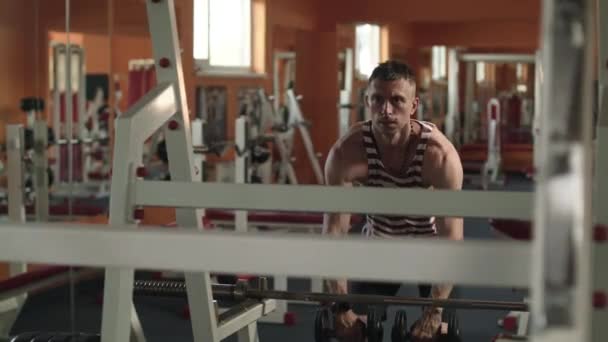 Hombre atlético trabajando en el gimnasio . — Vídeos de Stock