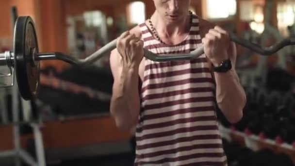Lekkoatletycznego mężczyzna pracujący w siłowni. — Wideo stockowe