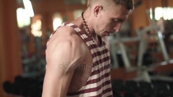 Atletický muž pracuje v tělocvičně. — Stock video