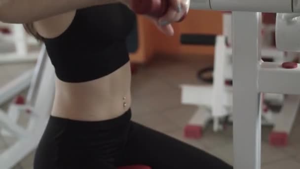 Atletisk flicka är på ett Gym. — Stockvideo