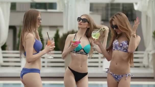 Mladé dívky, relaxační, u bazénu — Stock video