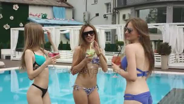 Chicas jóvenes relajándose en la piscina — Vídeo de stock