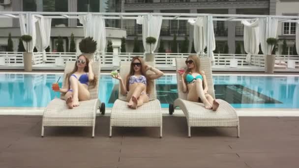 Chicas jóvenes relajándose en la piscina — Vídeo de stock