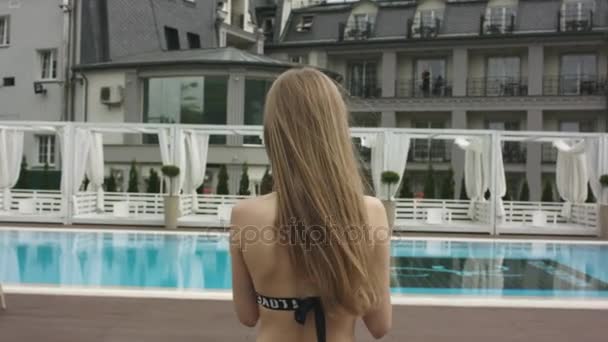 Chica joven relajándose en la piscina — Vídeos de Stock