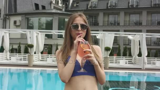 Chicas jóvenes relajándose en la piscina — Vídeos de Stock