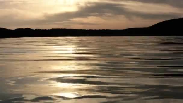 Hermosa puesta de sol en la playa — Vídeo de stock