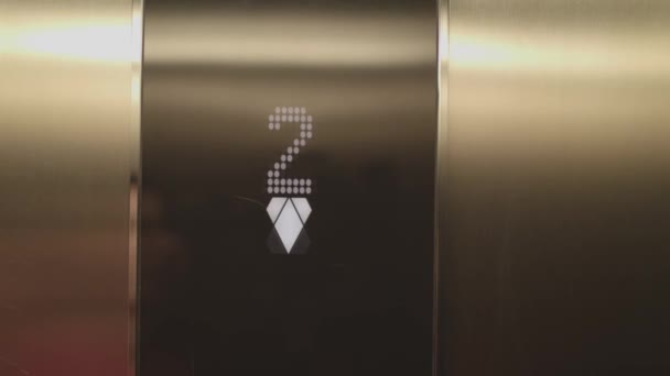 Knop van de lift omhoog duwen — Stockvideo
