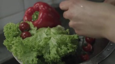 Siste akan suyun altında yıkama kadın
