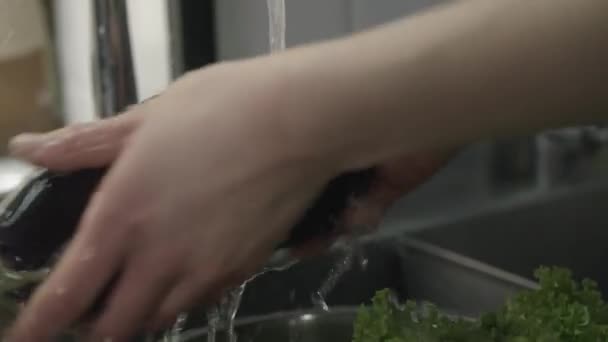 Mujer lavando verduras bajo el agua corriente — Vídeos de Stock