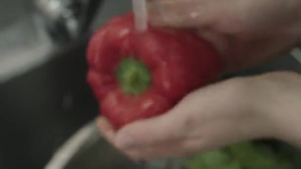 Mujer lavando verduras bajo el agua corriente — Vídeos de Stock