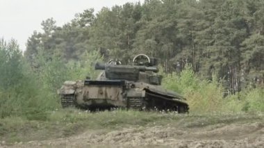 Askeri Tank bir kir zemin arazi üzerinde hareket