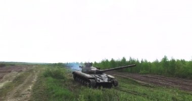 Askeri Tank bir kir zemin arazi üzerinde hareket