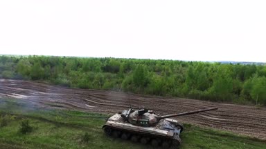 Askeri Tank bir kir zemin arazi üzerinde hareket