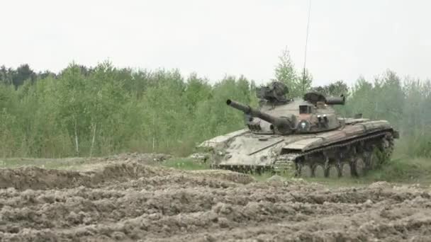 Tanque militar en movimiento en un terreno de tierra — Vídeo de stock