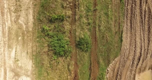 흙 바닥 지형에 있는 군사 탱크 — 비디오
