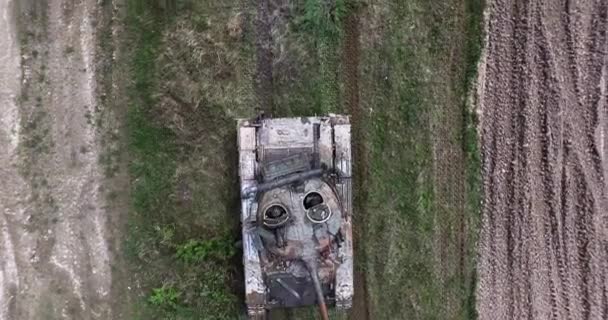 Военный танк в движении по грунтовой местности — стоковое видео