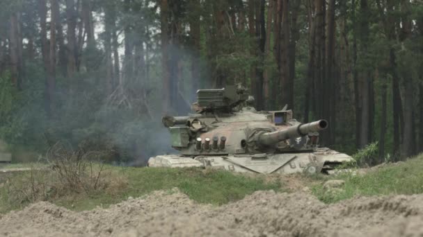 Tanque militar dispara sobre o alvo — Vídeo de Stock