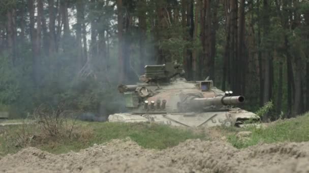 Tanque militar dispara sobre o alvo — Vídeo de Stock