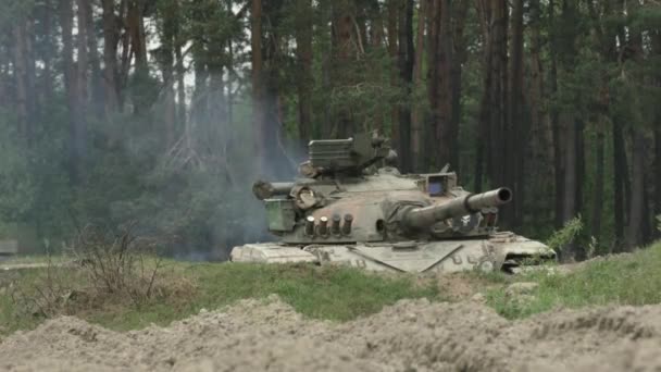 Vojenský Tank střílí na cíl — Stock video