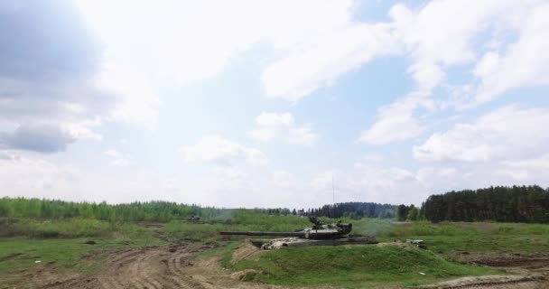 Tanque militar dispara en el objetivo — Vídeos de Stock