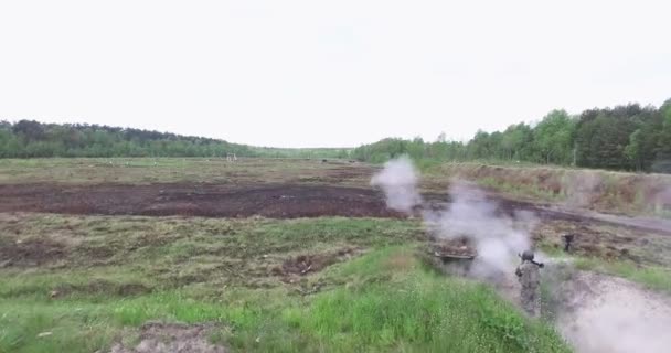 Солдат стреляет из РПГ-7 — стоковое видео