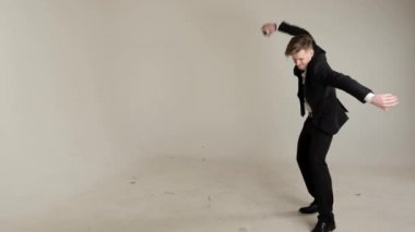 Beyaz Duvarlı Boş Bir Odadaki Adam.