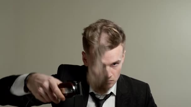 Guy se corta el pelo con una máquina de escribir eléctrica . — Vídeos de Stock