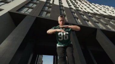 Sokakta dans eden şık genç adam..