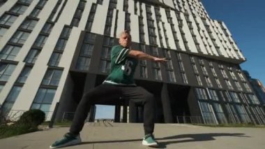 Sokakta dans eden şık genç adam..