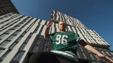 Sokakta dans eden şık genç adam..