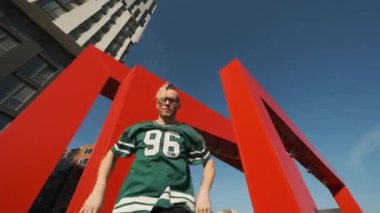 Sokak Dansı. Şık Genç Adam.