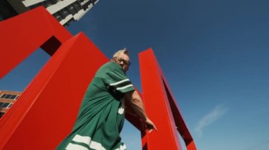 Sokakta dans eden şık genç adam..