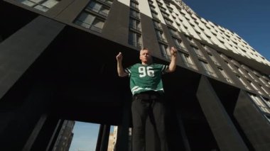 Sokakta dans eden şık genç adam..