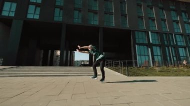 Genç Şık Dansçı Zıplatıyor.