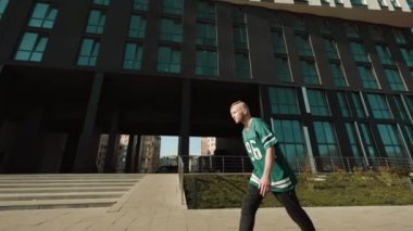 Genç Şık Dansçı Zıplatıyor.