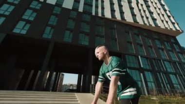 Genç Şık Dansçı Zıplatıyor.