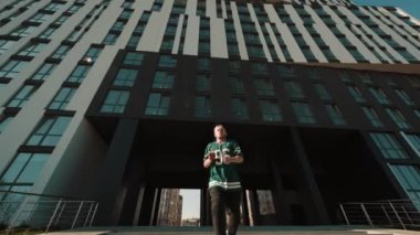 Genç Şık Dansçı Zıplatıyor.