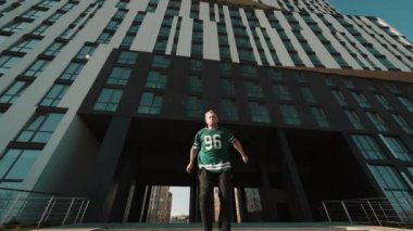 Genç Şık Dansçı Zıplatıyor.