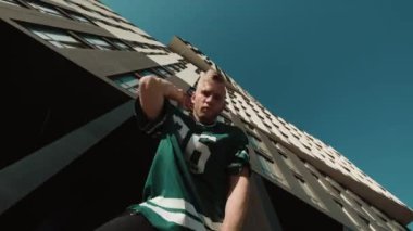 Sokakta dans eden şık genç adam..