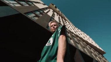 Sokakta dans eden şık genç adam..