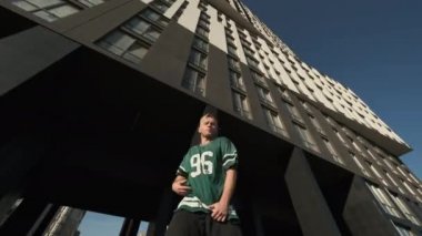 Sokakta dans eden şık genç adam..