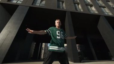 Sokakta dans eden şık genç adam..