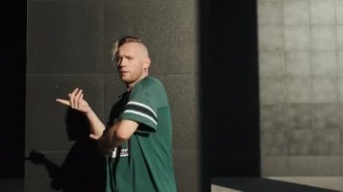 Sokakta Dans Eden Adam.