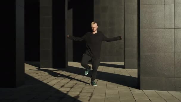 Jeune homme élégant dansant dans la rue . — Video