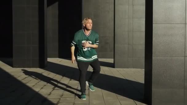 Guy bailando en la calle . — Vídeos de Stock