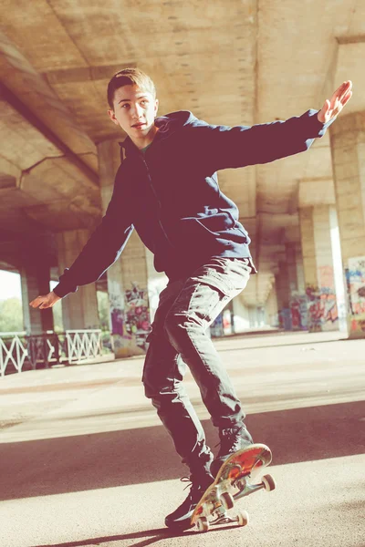 Urbano skater adolescente — Foto de Stock