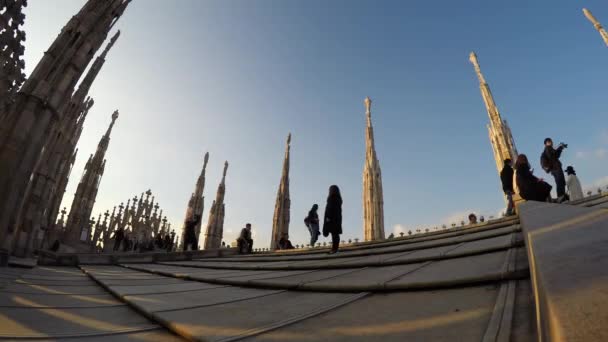 イタリア、ミラノのドゥオーモ屋上テラスの上を歩く人. — ストック動画