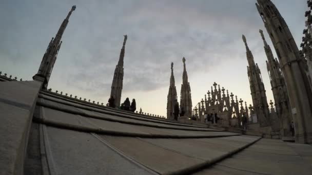 Lidí, kteří jdou na střešní terase katedrály Duomo v Miláně, Itálie. — Stock video