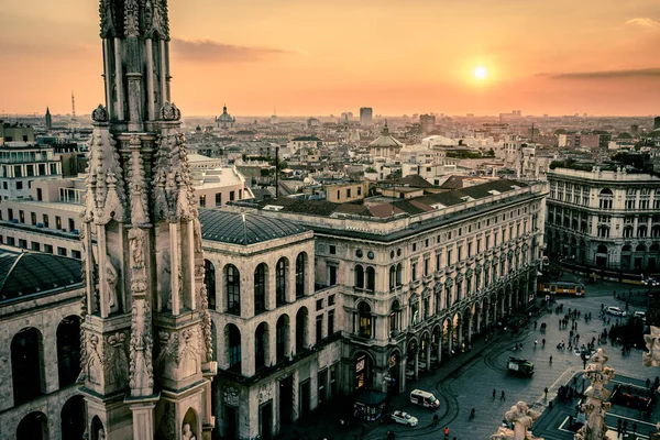 Vista de la ciudad de Milán desde el techo del Duomo al atardecer — Foto de Stock